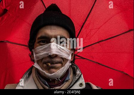 Madrid, Spanien. Januar 2021. Ein Mann mit einer zerrissenen Gesichtsmaske als Zeichen des Protests, der gegen die von der Regierung verhängten Beschränkungen zur Einhalt der Ausbreitung des Coronavirus (COVID-19) demonstriert. Coronavirus-Skeptiker gingen auch auf die Straße, um Freiheit zu fordern und gegen den Einsatz von Impfstoffen zu protestieren. Quelle: Marcos del Mazo/Alamy Live News Stockfoto