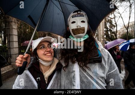 Madrid, Spanien. Januar 2021. Coronavirus-Skeptiker protestieren gegen die von der Regierung verhängten Beschränkungen, die Ausbreitung des Coronavirus (COVID-19) zu stoppen. Quelle: Marcos del Mazo/Alamy Live News Stockfoto