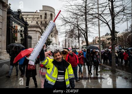 Madrid, Spanien. Januar 2021. Coronavirus-Skeptiker protestieren gegen die von der Regierung verhängten Beschränkungen, die Ausbreitung des Coronavirus (COVID-19) zu stoppen. Quelle: Marcos del Mazo/Alamy Live News Stockfoto