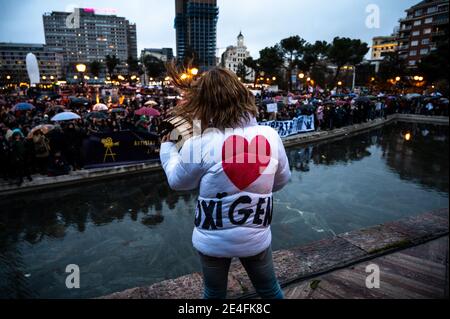 Madrid, Spanien. Januar 2021. Eine Frau, die während einer Demonstration gegen die von der Regierung verhängten Beschränkungen zur Einhalt der Ausbreitung des Coronavirus (COVID-19) protestierte. Coronavirus-Skeptiker gingen viele von ihnen auf die Straße, ohne die obligatorische Gesichtsmaske als Zeichen des Protests zu tragen. Quelle: Marcos del Mazo/Alamy Live News Stockfoto