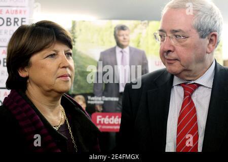 La 1ere secretaire du Parti Socialiste Martine Aubry en compagnie de Jean-Paul Huchon est venue a Poissy pour porte son soutien a Frederik Bernard candidat socialiste a l election legislative partielle dans la 12eme circonscription des Yvelines, France, le 6 octobre 2009. Foto Stephane Lemouton/ABACAPRESS.COM Stockfoto