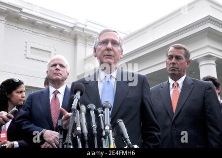 Senator John McCain (R-AZ), republikanischer Senatschef Mitch McConnell (R-KY), republikanischer Mitte- und Repräsentantenführer John Boehner (R-OH), rechts, mak-Bemerkungen nach einem Treffen mit Präsident Barack Obama über die US-Strategie in Afghanistan in Washington DC, USA am Dienstag, 6. Oktober 2009. Foto von Ron Sachs/ABACAPRESS.COM (im Bild: John McCain, Mitch McConnell, John Boehner) Stockfoto