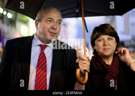 La 1ere secretaire du Parti Socialiste Martine Aubry en compagnie de Jean-Paul Huchon est venue a Poissy pour porte son soutien a Frederik Bernard candidat socialiste a l election legislative partielle dans la 12eme circonscription des Yvelines, France, le 6 octobre 2009. Foto Stephane Lemouton/ABACAPRESS.COM Stockfoto