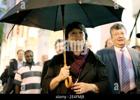 La 1ere secretaire du Parti Socialiste Martine Aubry est venue a Poissy pour porte son soutien a Frederik Bernard candidat socialiste a l election legislative partielle dans la 12eme circonscription des Yvelines, France, le 6 octobre 2009. Foto Stephane Lemouton/ABACAPRESS.COM Stockfoto