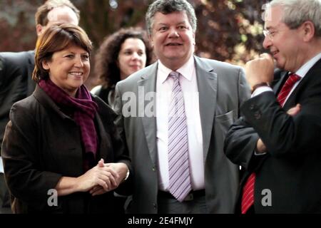 La 1ere secretaire du Parti Socialiste Martine Aubry en compagnie de Jean-Paul Huchon est venue a Poissy pour porte son soutien a Frederik Bernard candidat socialiste a l election legislative partielle dans la 12eme circonscription des Yvelines, France, le 6 octobre 2009. Foto Stephane Lemouton/ABACAPRESS.COM Stockfoto