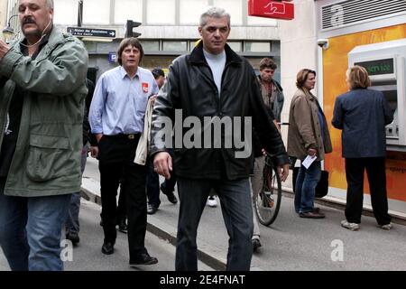 "Der französische Gewerkschaftsführer der CGT Bernard Thibault wird am 7. Oktober 2009 in Paris, Frankreich, während einer Demonstration als Teil des weltweit ersten Tages der "anständigen Arbeit" mit einer Reihe von Protesten und Sonderveranstaltungen als Reaktion auf die globale Finanzkrise gesehen. Der vom Internationalen Gewerkschaftsbund (IGB) organisierte Tag zielt darauf ab, menschenwürdige Arbeitsbedingungen zu fördern und gleichzeitig die Aufmerksamkeit auf das internationale Arbeitsrecht zu lenken, wie das Verbot von Zwangsarbeit und Kinderarbeit, die Achtung der Gewerkschaftsfreiheiten und die Bekämpfung der Armut. Das Banner behauptet auf Französisch für die Regularisierung von al Stockfoto