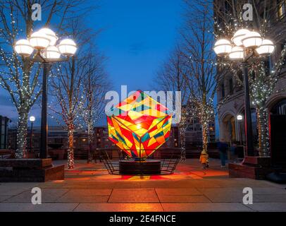 London, England, Großbritannien - 23. Januar 2021: Würfelförmige Kunstwerke im Freien, Teil des Winter Lights Festivals auf dem Stadtplatz von Canary Wharf Stockfoto