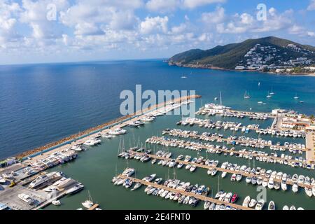 Luftbild der schönen Insel Ibiza, Spanien auf den Balearen mit dem Strand und Hafengebiet am mittelmeer in Santa EULA Stockfoto