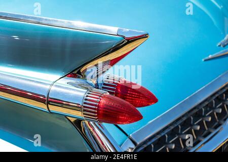 Rücklicht-Bullet-Leuchten auf Flossen des amerikanischen Vintage Cadillac coupe de Ville Oldtimer bei Stars & Stripes Classic Amerikanische Autoschau Tatton Park Stockfoto