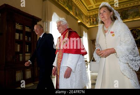 Papst Benedikt XVI. Traf am 10. Oktober 2009 den belgischen König Albert II. Und Königin Paola im Vatikan in Rom, Italien. Albert und Paola kamen nach Rom, um an der Heiligsprechung von Pater Damien de Veuster, einem römisch-katholischen Priester aus Belgien, teilzunehmen. Foto von ABACAPRESS.COM Stockfoto