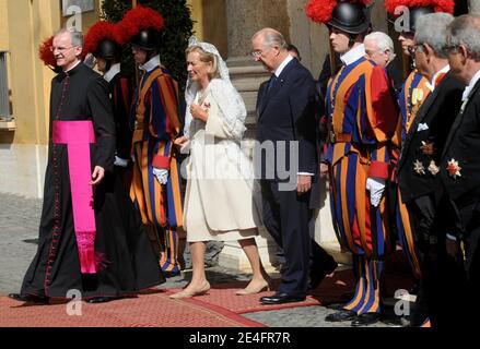 Papst Benedikt XVI. Traf am 10. Oktober 2009 den belgischen König Albert II. Und Königin Paola im Vatikan in Rom, Italien. Albert und Paola kamen nach Rom, um an der Heiligsprechung von Pater Damien de Veuster, einem römisch-katholischen Priester aus Belgien, teilzunehmen. Foto von ABACAPRESS.COM Stockfoto