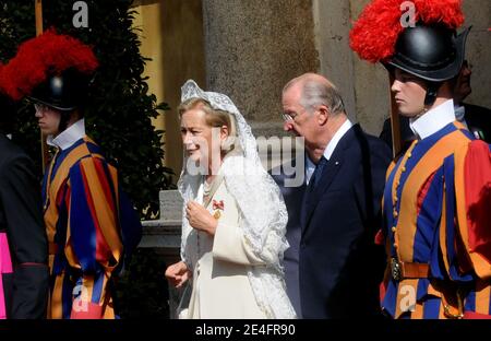 Papst Benedikt XVI. Traf am 10. Oktober 2009 den belgischen König Albert II. Und Königin Paola im Vatikan in Rom, Italien. Albert und Paola kamen nach Rom, um an der Heiligsprechung von Pater Damien de Veuster, einem römisch-katholischen Priester aus Belgien, teilzunehmen. Foto von ABACAPRESS.COM Stockfoto