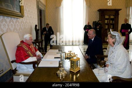 Papst Benedikt XVI. Traf am 10. Oktober 2009 den belgischen König Albert II. Und Königin Paola im Vatikan in Rom, Italien. Albert und Paola kamen nach Rom, um an der Heiligsprechung von Pater Damien de Veuster, einem römisch-katholischen Priester aus Belgien, teilzunehmen. Foto von ABACAPRESS.COM Stockfoto