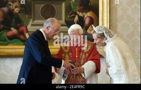 Papst Benedikt XVI. Traf am 10. Oktober 2009 den belgischen König Albert II. Und Königin Paola im Vatikan in Rom, Italien. Albert und Paola kamen nach Rom, um an der Heiligsprechung von Pater Damien de Veuster, einem römisch-katholischen Priester aus Belgien, teilzunehmen. Foto von ABACAPRESS.COM Stockfoto