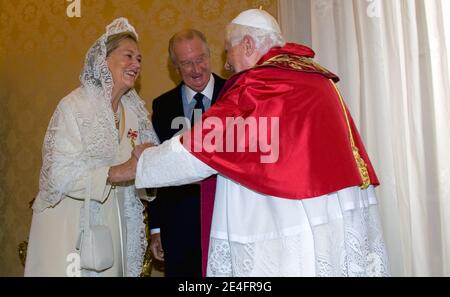 Papst Benedikt XVI. Traf am 10. Oktober 2009 den belgischen König Albert II. Und Königin Paola im Vatikan in Rom, Italien. Albert und Paola kamen nach Rom, um an der Heiligsprechung von Pater Damien de Veuster, einem römisch-katholischen Priester aus Belgien, teilzunehmen. Foto von ABACAPRESS.COM Stockfoto