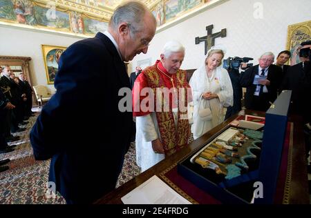 Papst Benedikt XVI. Traf am 10. Oktober 2009 den belgischen König Albert II. Und Königin Paola im Vatikan in Rom, Italien. Albert und Paola kamen nach Rom, um an der Heiligsprechung von Pater Damien de Veuster, einem römisch-katholischen Priester aus Belgien, teilzunehmen. Foto von ABACAPRESS.COM Stockfoto