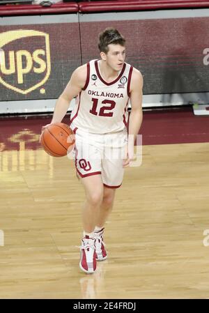 Norman, OK, USA. Januar 2021. Oklahoma Sooners Wache Austin Reaves (12) dribbelt den Ball während eines Basketballspiels zwischen den Kansas Jayhawks und Oklahoma Sooners im Lloyd Noble Center in Norman, OK. Gray Siegel/CSM/Alamy Live News Stockfoto
