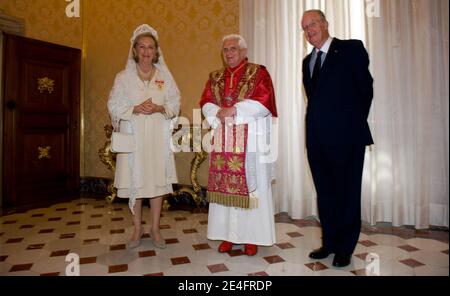 Papst Benedikt XVI. Traf am 10. Oktober 2009 den belgischen König Albert II. Und Königin Paola im Vatikan in Rom, Italien. Albert und Paola kamen nach Rom, um an der Heiligsprechung von Pater Damien de Veuster, einem römisch-katholischen Priester aus Belgien, teilzunehmen. Foto von ABACAPRESS.COM Stockfoto