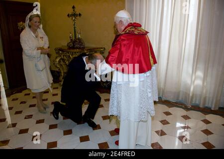 Papst Benedikt XVI. Traf am 10. Oktober 2009 den belgischen König Albert II. Und Königin Paola im Vatikan in Rom, Italien. Albert und Paola kamen nach Rom, um an der Heiligsprechung von Pater Damien de Veuster, einem römisch-katholischen Priester aus Belgien, teilzunehmen. Foto von ABACAPRESS.COM Stockfoto