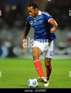 Frankreichs Kapitän Thierry Henry während des WM 2010 Qualifying Soccer Match, Frankreich gegen Färöer Inseln im Roudourou Stadion in Guingamp, Frankreich am 10. Oktober 2009. Frankreich gewann 5:0. Foto von Steeve McMay/ABACAPRESS.COM Stockfoto