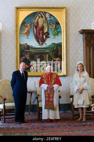 Papst Benedikt XVI. Traf am 10. Oktober 2009 den belgischen König Albert II. Und Königin Paola im Vatikan in Rom, Italien. Albert und Paola kamen nach Rom, um an der Heiligsprechung von Pater Damien de Veuster, einem römisch-katholischen Priester aus Belgien, teilzunehmen. Foto von ABACAPRESS.COM Stockfoto