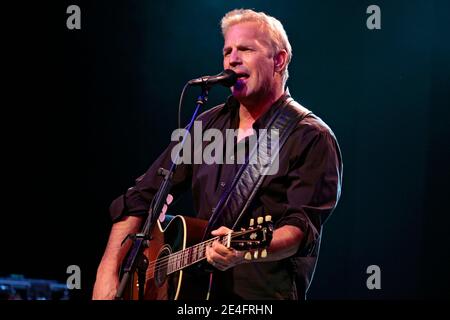 Der amerikanische Schauspieler und Sänger Kevin Costner tritt am 11. oktober 2009 live mit seiner Country-Band 'Moderne West' im Handelsbeurs-Konzertsaal in Gent, Belgien, auf. Foto von Mikael Libert/ABACAPRESS.COM Stockfoto