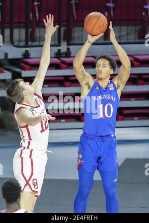 Norman, OK, USA. Januar 2021. Kansas Jayhawks Vorwärts Jalen Wilson (10) versucht einen Sprung als Oklahoma Sooners Wache Austin Reaves (12) verteidigt während eines Basketballspiels zwischen den Kansas Jayhawks und Oklahoma Sooners im Lloyd Noble Center in Norman, OK. Gray Siegel/CSM/Alamy Live News Stockfoto