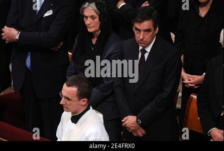 Der französische Premierminister Francois Fillon (R) und seine Frau Penelope betrachten Papst Benedikt XVI. Bei der Heiligsprechung im Petersdom im Vatikan. Der Papst schenkte der römisch-katholischen Kirche am 11. oktober 2009 fünf neue Heilige, Pater Damien, geboren als Jozef De Veuster, Zygmunt Szczesny Felinski, Francisco Coll y Guitart, Rafael Arnaiz Baron, Marie de la Croix (Jeanne) Jugan, Rom, Vatikan. Foto von ABACAPRESS.COM Stockfoto