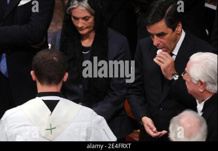 Der französische Premierminister Francois Fillon (R) und seine Frau Penelope betrachten Papst Benedikt XVI. Bei der Heiligsprechung im Petersdom im Vatikan. Der Papst schenkte der römisch-katholischen Kirche am 11. oktober 2009 fünf neue Heilige, Pater Damien, geboren als Jozef De Veuster, Zygmunt Szczesny Felinski, Francisco Coll y Guitart, Rafael Arnaiz Baron, Marie de la Croix (Jeanne) Jugan, Rom, Vatikan. Foto von ABACAPRESS.COM Stockfoto