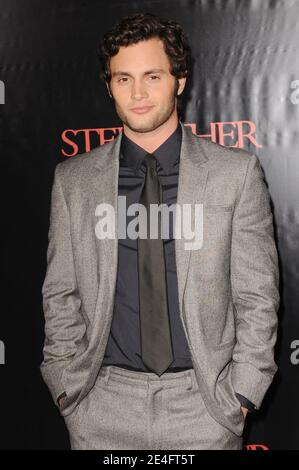 Penn Badgley nimmt an der Premiere von 'The Stiefvater' am 12. Oktober 2009 im SVA Theater in New York Teil. Foto von Mehdi Taamallah/ABACAPRESS.COM (im Bild: Penn Badgley) Stockfoto