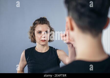 Junge Frau Karate Student mit ihrem Trainer im Fitnessstudio. Taekwondo Coach Lehre Erwachsene Frau in der persönlichen Ausbildung. Zwei Frauen üben Kampfkünste Stockfoto