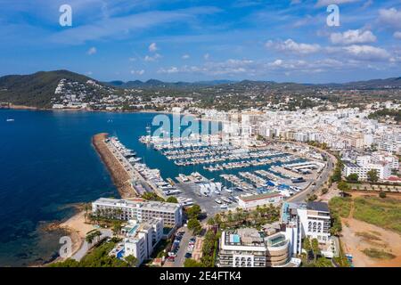 Luftbild der schönen Insel Ibiza, Spanien auf den Balearen mit dem Strand und Hafengebiet am mittelmeer in Santa EULA Stockfoto