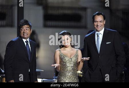 Die Interpreten (L-R) George Lopez, Eva Longoria Parker und Jimmy Smits veranstalten am 13. Oktober 2009 auf dem South Lawn in Washington DC, USA, eine White House Music Series "Fiesta Latina", die von US-Präsident Barack Obama veranstaltet wird. Foto von Alexis C. Glenn/ABACAPRESS.COM Stockfoto