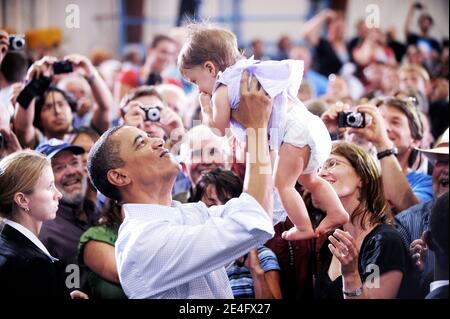 US-Präsident Barack Obama hält ein Baby nach einem Rathaustreffen in einem Hangar am Gallatin Field Airport in Belgrad, Montana, USA, am 14. August 2009 in die Höhe. Foto von Olivier Douliery/ABACAPRESS.COM Stockfoto