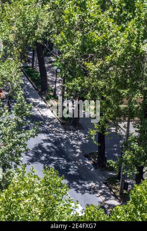 Ein Blick auf die Straßen von Santiago de Chile während der partiellen Sonnenfinsternis vom 12. Dezember 2020. Ein seltenes Licht, das von der Sonne kommt, um zu erleuchten Stockfoto