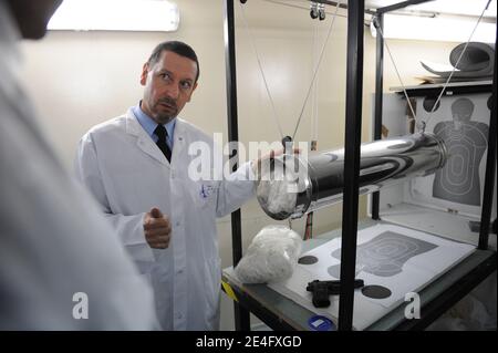 Visite du Service balistique de l'Institut de Recherche Criminelle de la Gendarmerie Nationale (IRCGN) a Rosny-sous-Bois, en seine-Saint-Denis, France, le 15 Octobre 2009. Photo Mousse/ABACAPRESS.COM Stockfoto