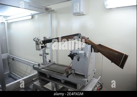 Visite du Service balistique de l'Institut de Recherche Criminelle de la Gendarmerie Nationale (IRCGN) a Rosny-sous-Bois, en seine-Saint-Denis, France, le 15 Octobre 2009. Photo Mousse/ABACAPRESS.COM Stockfoto