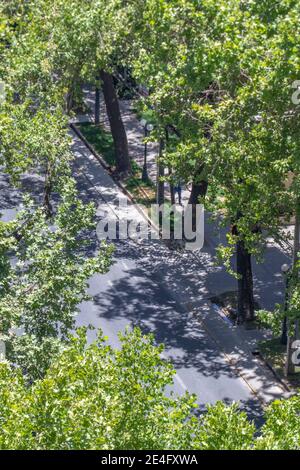 Ein Blick auf die Straßen von Santiago de Chile während der partiellen Sonnenfinsternis vom 12. Dezember 2020. Ein seltenes Licht, das von der Sonne kommt, um zu erleuchten Stockfoto