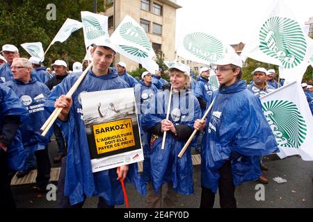 Französische Bauern demonstrieren am 16. Oktober 2009 in Lille gegen ihre Lebensbedingungen und den Preisverfall bei landwirtschaftlichen Erzeugnissen. Die Bauern halten einen nationalen Protesttag in mehreren französischen Städten ab, an den die Nationale Föderation appelliert Stockfoto