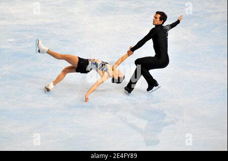 Jessica Dube und Bryce Davison aus Kanada treten am 16. Oktober 2009 im Palais-Omnisports de Paris-Bercy in Paris beim Kurzprogramm-Eiskunstlauf-Event der Eric Bompard Figure Skating Trophäe auf. Foto von Stephane Reix/ABACAPRESS.COM Stockfoto