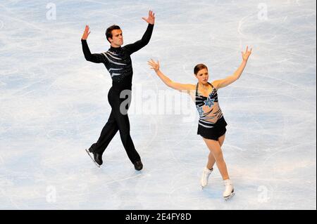 Jessica Dube und Bryce Davison aus Kanada treten am 16. Oktober 2009 im Palais-Omnisports de Paris-Bercy in Paris beim Kurzprogramm-Eiskunstlauf-Event der Eric Bompard Figure Skating Trophäe auf. Foto von Stephane Reix/ABACAPRESS.COM Stockfoto