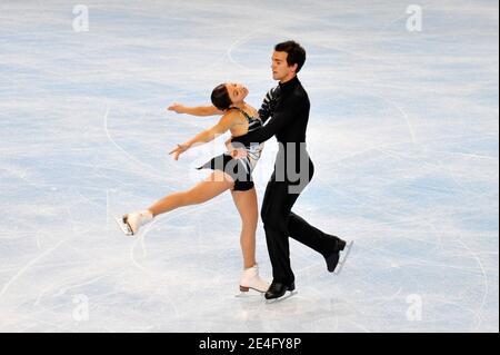 Jessica Dube und Bryce Davison aus Kanada treten am 16. Oktober 2009 im Palais-Omnisports de Paris-Bercy in Paris beim Kurzprogramm-Eiskunstlauf-Event der Eric Bompard Figure Skating Trophäe auf. Foto von Stephane Reix/ABACAPRESS.COM Stockfoto