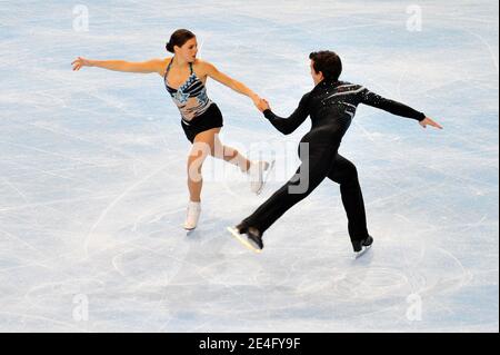 Jessica Dube und Bryce Davison aus Kanada treten am 16. Oktober 2009 im Palais-Omnisports de Paris-Bercy in Paris beim Kurzprogramm-Eiskunstlauf-Event der Eric Bompard Figure Skating Trophäe auf. Foto von Stephane Reix/ABACAPRESS.COM Stockfoto