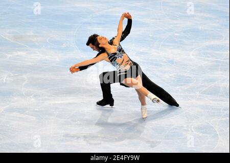 Jessica Dube und Bryce Davison aus Kanada treten am 16. Oktober 2009 im Palais-Omnisports de Paris-Bercy in Paris beim Kurzprogramm-Eiskunstlauf-Event der Eric Bompard Figure Skating Trophäe auf. Foto von Stephane Reix/ABACAPRESS.COM Stockfoto