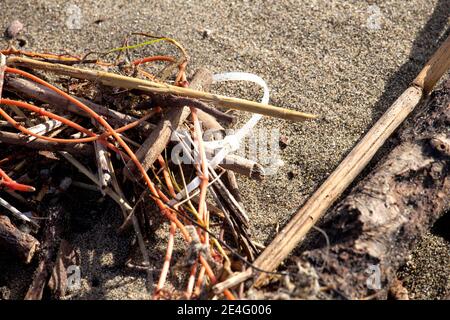 Plastica ininante riversata sul litorale dopo ogni mareggiata Stockfoto