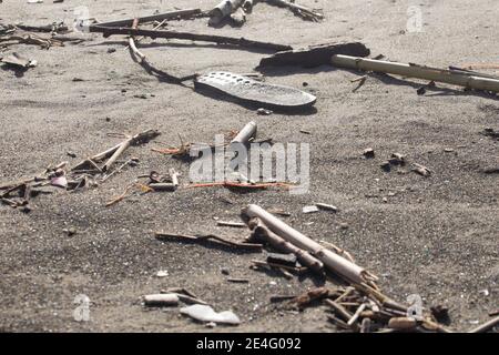 Plastica ininante riversata sul litorale dopo ogni mareggiata Stockfoto