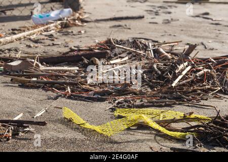 Plastica ininante riversata sul litorale dopo ogni mareggiata Stockfoto