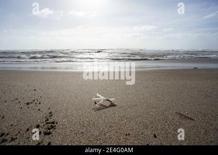 Plastica ininante riversata sul litorale dopo ogni mareggiata Stockfoto