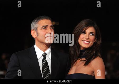 DER US-Schauspieler George Clooney und die italienische Freundin Elisabetta Canalis posieren während der Premiere des Films 'Up in the Air' auf dem 4. Filmfestival in Rom, Italien am 17. Oktober 2009. Foto von ABACAPRESS.COM Stockfoto