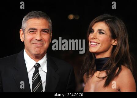 DER US-Schauspieler George Clooney und die italienische Freundin Elisabetta Canalis posieren während der Premiere des Films 'Up in the Air' auf dem 4. Filmfestival in Rom, Italien am 17. Oktober 2009. Foto von ABACAPRESS.COM Stockfoto